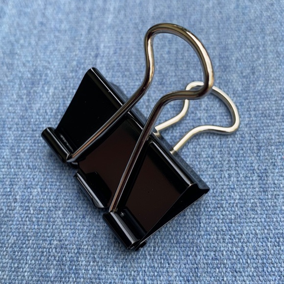 Medium Binder Clips 1 1/4" w - 1/2" cap - 12/Pack - Picture 4 of 5